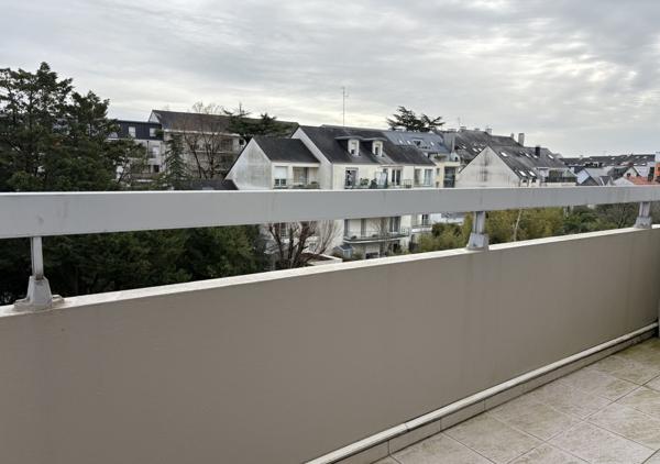 Appartement T5 seul au dernier étage traversant Est/Ouest avec balcons, ascenseur et grand garage double