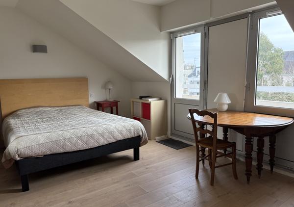 Appartement T5 seul au dernier étage traversant Est/Ouest avec balcons, ascenseur et grand garage double
