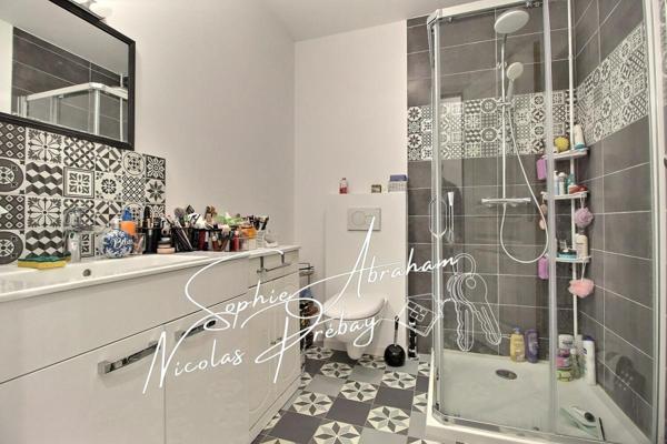 Maison rénovée, 2 chambres et bureau avec jardin et garage