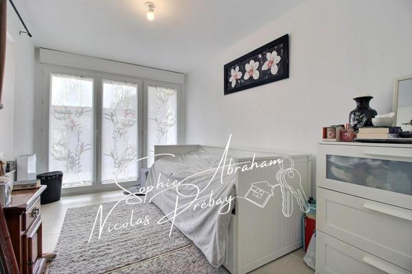 Maison rénovée, 2 chambres et bureau avec jardin et garage