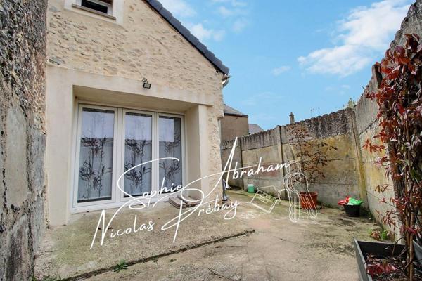 Maison rénovée, 2 chambres et bureau avec jardin et garage