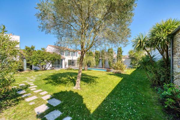 Île de Ré - Élégante Villa avec Piscine et Chai à Rénover à La Flotte