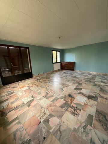 Maison 3 chambres, grand jardin, grand garage.