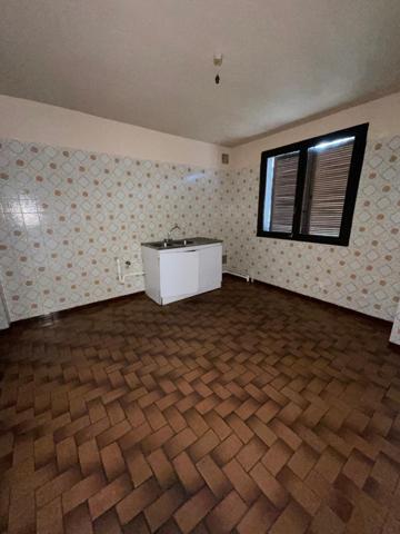 Maison 3 chambres, grand jardin, grand garage.