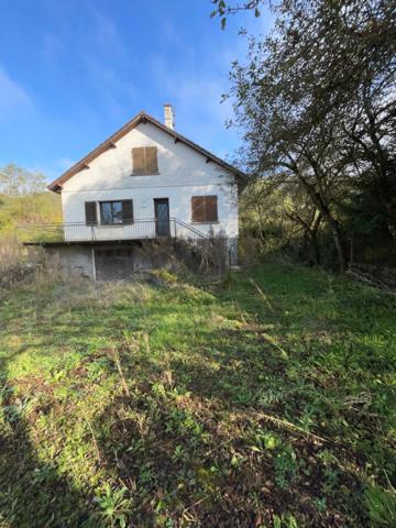 Maison 3 chambres, grand jardin, grand garage.