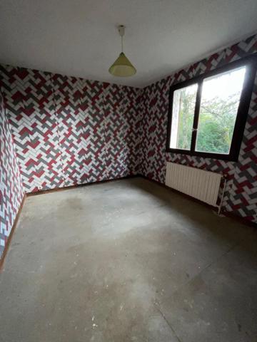 Maison 3 chambres, grand jardin, grand garage.