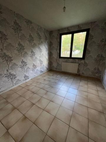 Maison 3 chambres, grand jardin, grand garage.