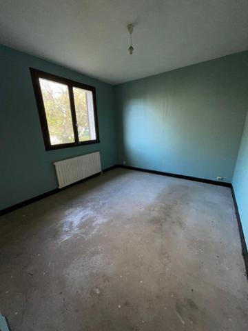 Maison 3 chambres, grand jardin, grand garage.