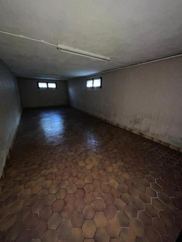 Maison 3 chambres, grand jardin, grand garage.