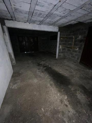 Maison 3 chambres, grand jardin, grand garage.