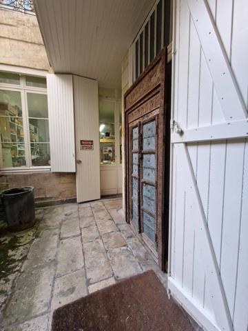 Local commercial  avec cour sans pas de porte