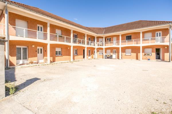 MORESTEL – Centre-ville -  Investissement locatif sécurisé - APPARTEMENT T3 traversant de 61 m² av. Cour privée + Place Parking vendu LOUÉ