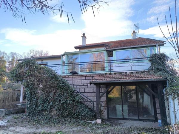 Grande maison individuelle sur joli terrain plat clos et arboré