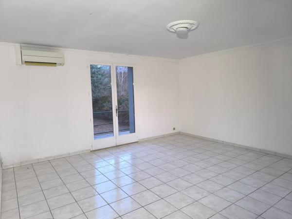 Grande maison individuelle sur joli terrain plat clos et arboré