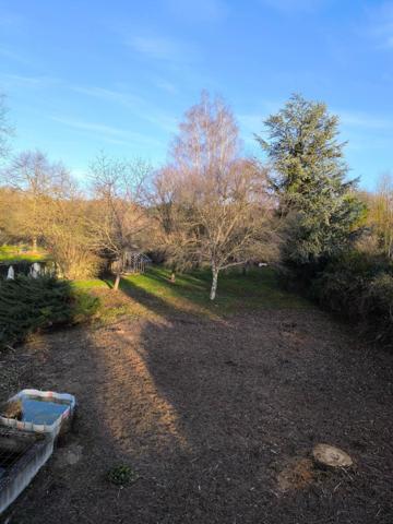 Grande maison individuelle sur joli terrain plat clos et arboré