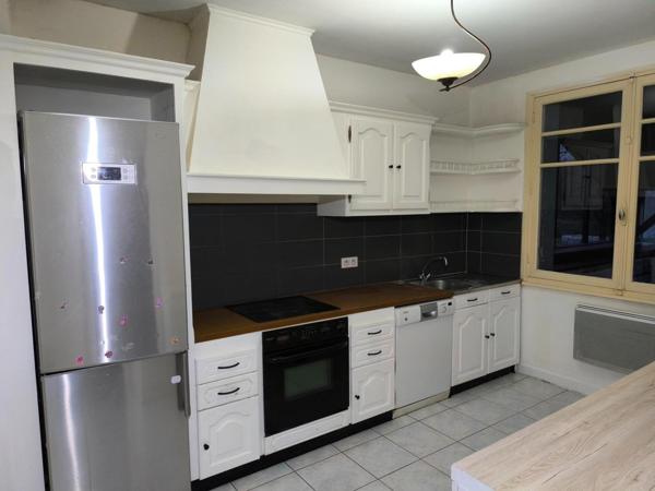 Grande maison individuelle sur joli terrain plat clos et arboré