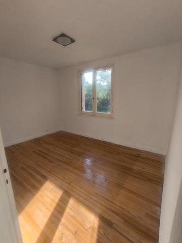 Grande maison individuelle sur joli terrain plat clos et arboré