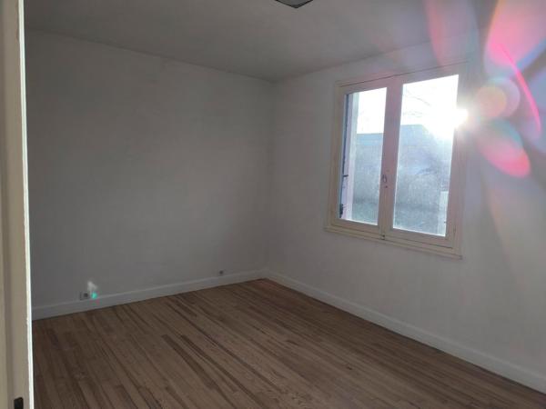 Grande maison individuelle sur joli terrain plat clos et arboré