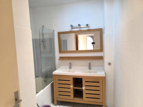 Grande maison individuelle sur joli terrain plat clos et arboré