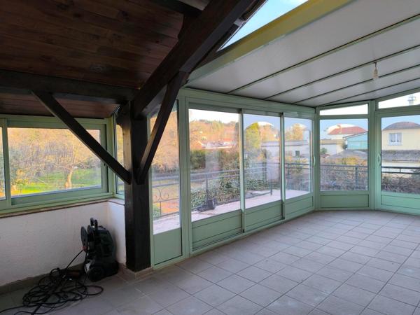 Grande maison individuelle sur joli terrain plat clos et arboré