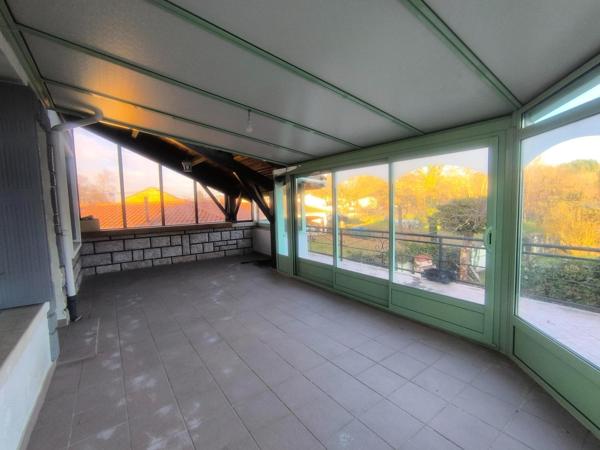 Grande maison individuelle sur joli terrain plat clos et arboré