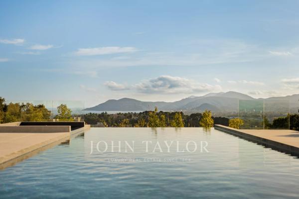 Villa moderne contemporaine sur un grand terrain privé avec vue panoramique exceptionnelle sur la baie de Cannes