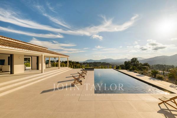 Villa moderne contemporaine sur un grand terrain privé avec vue panoramique exceptionnelle sur la baie de Cannes