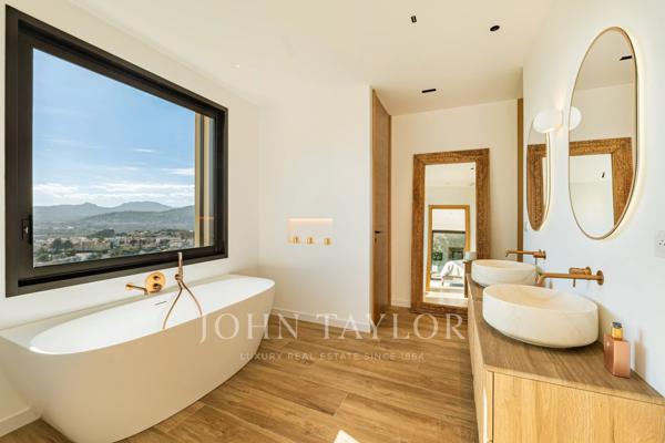 Villa moderne contemporaine sur un grand terrain privé avec vue panoramique exceptionnelle sur la baie de Cannes