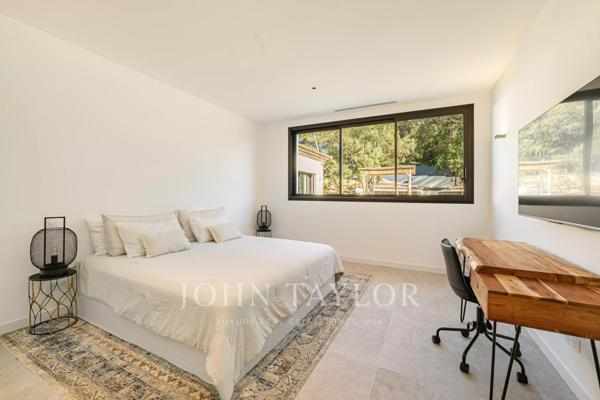 Villa moderne contemporaine sur un grand terrain privé avec vue panoramique exceptionnelle sur la baie de Cannes