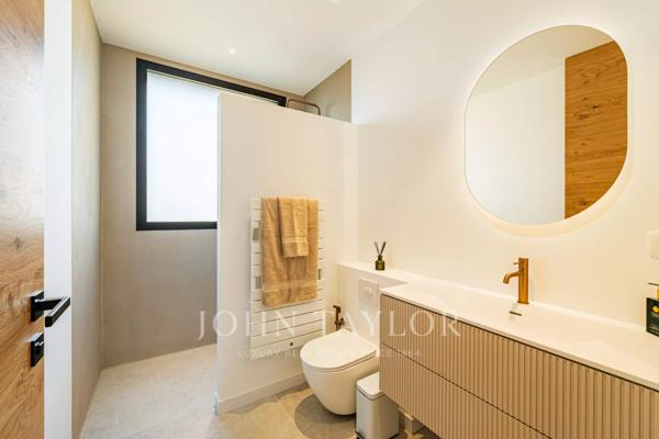 Villa moderne contemporaine sur un grand terrain privé avec vue panoramique exceptionnelle sur la baie de Cannes