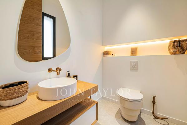 Villa moderne contemporaine sur un grand terrain privé avec vue panoramique exceptionnelle sur la baie de Cannes