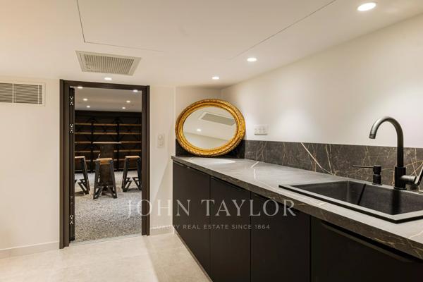 Villa moderne contemporaine sur un grand terrain privé avec vue panoramique exceptionnelle sur la baie de Cannes
