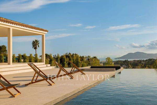 Villa moderne contemporaine sur un grand terrain privé avec vue panoramique exceptionnelle sur la baie de Cannes