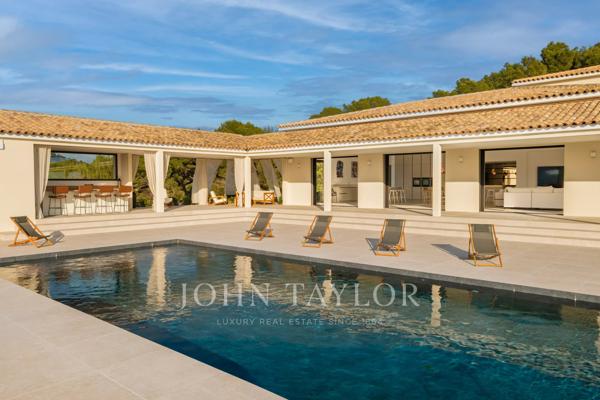 Villa moderne contemporaine sur un grand terrain privé avec vue panoramique exceptionnelle sur la baie de Cannes