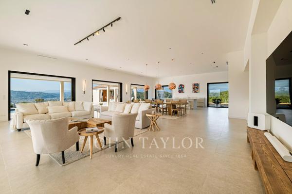 Villa moderne contemporaine sur un grand terrain privé avec vue panoramique exceptionnelle sur la baie de Cannes