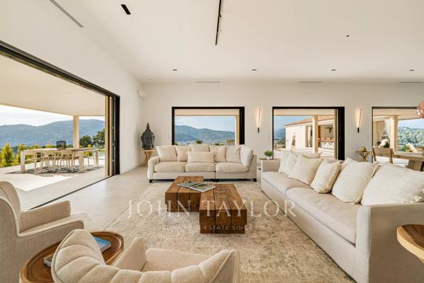 Villa moderne contemporaine sur un grand terrain privé avec vue panoramique exceptionnelle sur la baie de Cannes