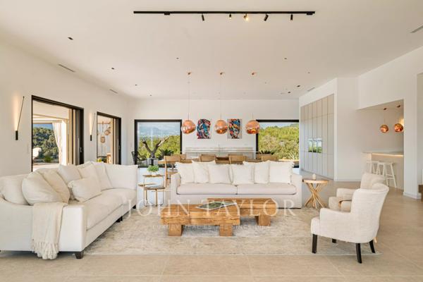 Villa moderne contemporaine sur un grand terrain privé avec vue panoramique exceptionnelle sur la baie de Cannes