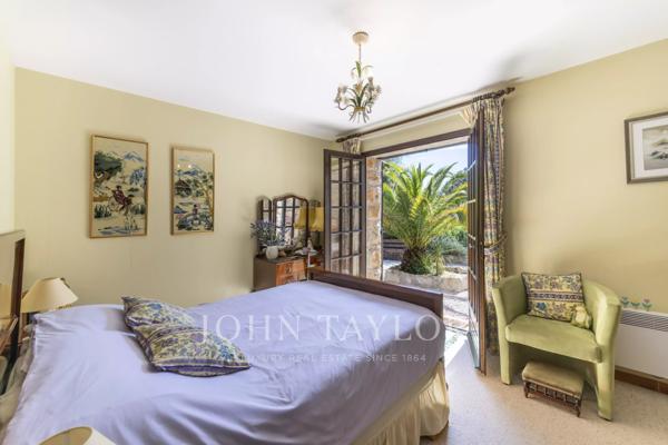 Maison en pierre avec maison d'amis, au calme absolu près de Valbonne