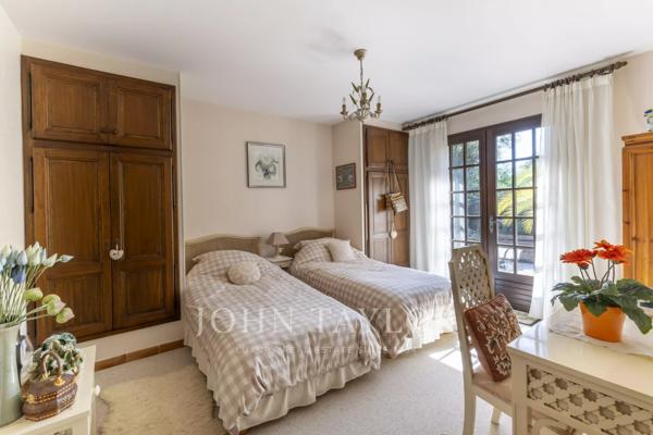 Maison en pierre avec maison d'amis, au calme absolu près de Valbonne
