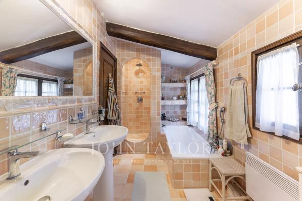 Maison en pierre avec maison d'amis, au calme absolu près de Valbonne