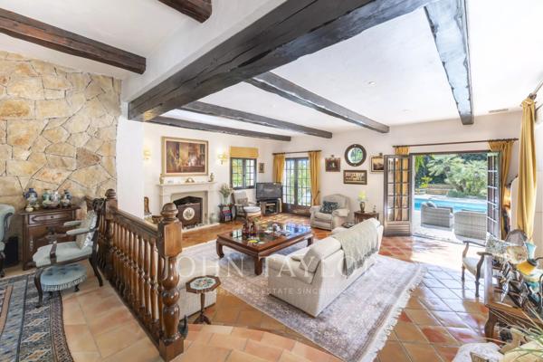 Maison en pierre avec maison d'amis, au calme absolu près de Valbonne