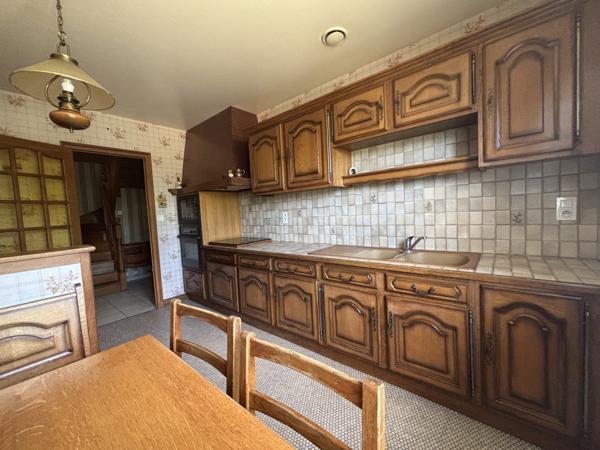 LAIGNES (21) maison de 205m² ,année 1980 ,avec sous-sol , garages et terrain de 2000m² proche de l'autoroute. Laignes (21330)