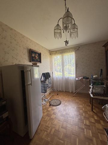 LAIGNES (21) maison de 205m² ,année 1980 ,avec sous-sol , garages et terrain de 2000m² proche de l'autoroute. Laignes (21330)