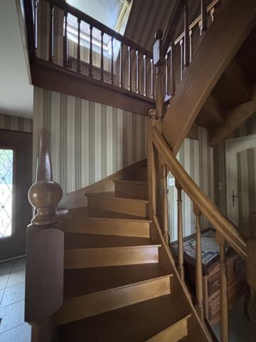 LAIGNES (21) maison de 205m² ,année 1980 ,avec sous-sol , garages et terrain de 2000m² proche de l'autoroute. Laignes (21330)