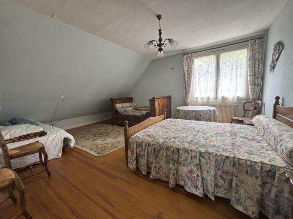 LAIGNES (21) maison de 205m² ,année 1980 ,avec sous-sol , garages et terrain de 2000m² proche de l'autoroute. Laignes (21330)