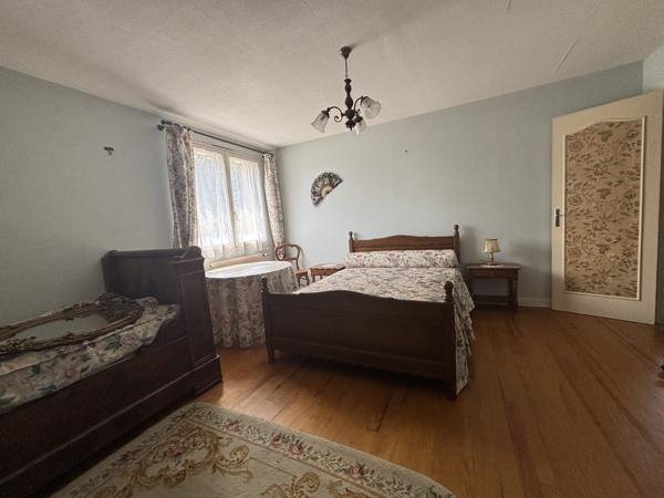 LAIGNES (21) maison de 205m² ,année 1980 ,avec sous-sol , garages et terrain de 2000m² proche de l'autoroute. Laignes (21330)