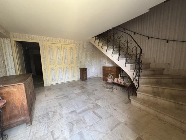 LAIGNES (21) maison de 205m² ,année 1980 ,avec sous-sol , garages et terrain de 2000m² proche de l'autoroute. Laignes (21330)