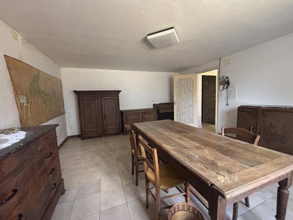 LAIGNES (21) maison de 205m² ,année 1980 ,avec sous-sol , garages et terrain de 2000m² proche de l'autoroute. Laignes (21330)