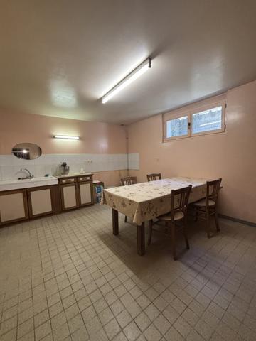 LAIGNES (21) maison de 205m² ,année 1980 ,avec sous-sol , garages et terrain de 2000m² proche de l'autoroute. Laignes (21330)