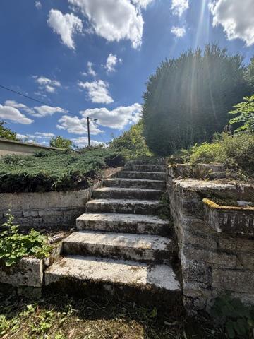 LAIGNES (21) maison de 205m² ,année 1980 ,avec sous-sol , garages et terrain de 2000m² proche de l'autoroute. Laignes (21330)